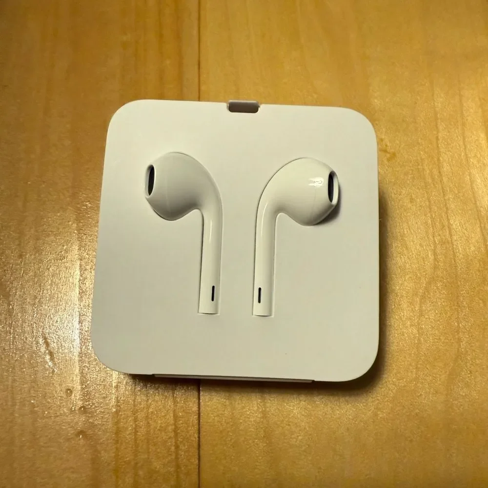 New Apple White Wired Earbuds with Lightning Connector